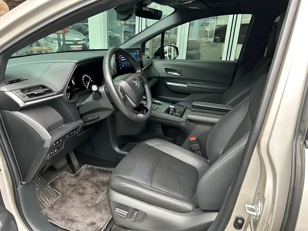 Toyota Sienna — фото 7