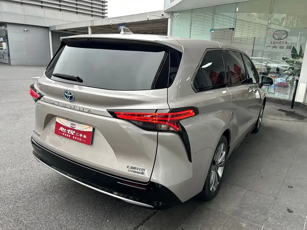 Toyota Sienna — фото 10