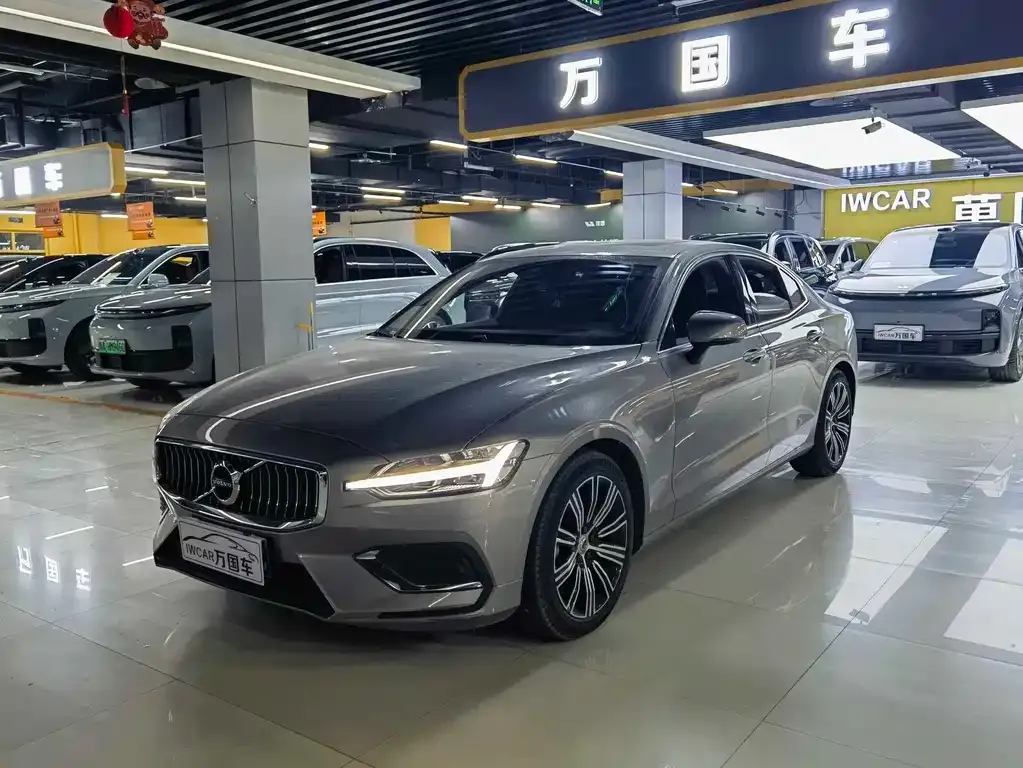 Volvo S60 — фото 1