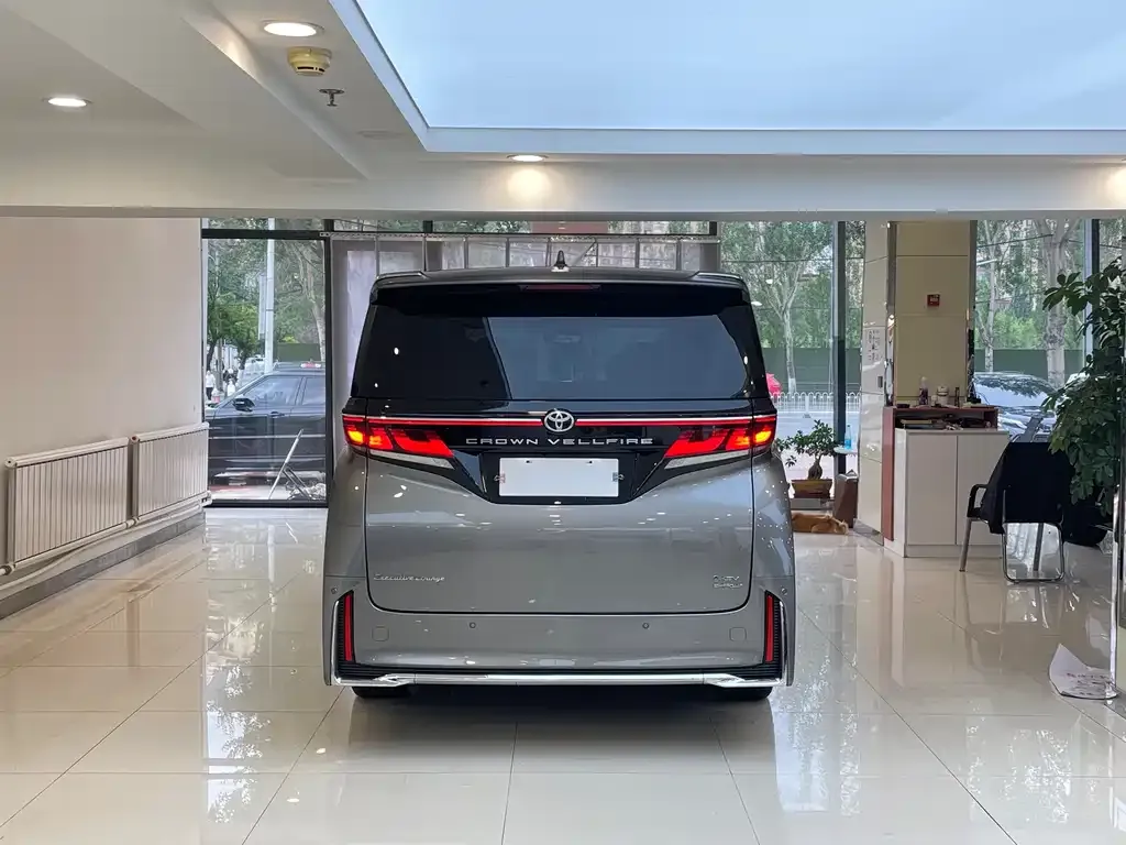 Toyota Vellfire — фото 2