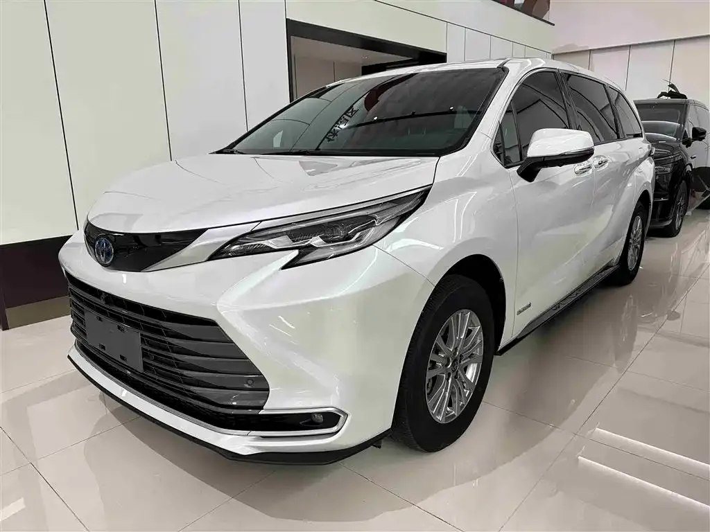 Toyota Sienna — фото 1