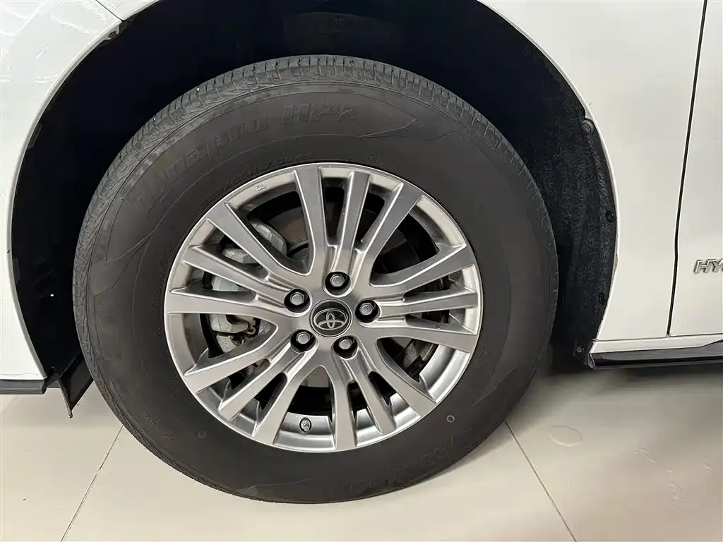 Toyota Sienna — фото 9