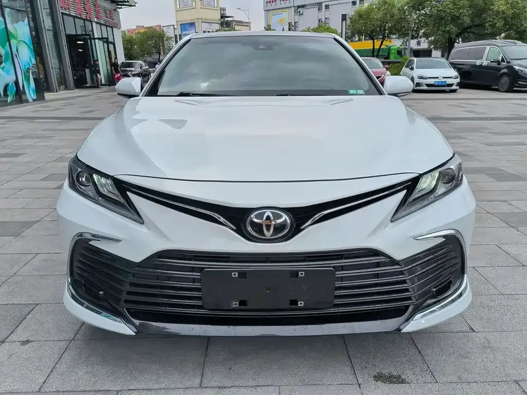 Toyota Camry — фото 1