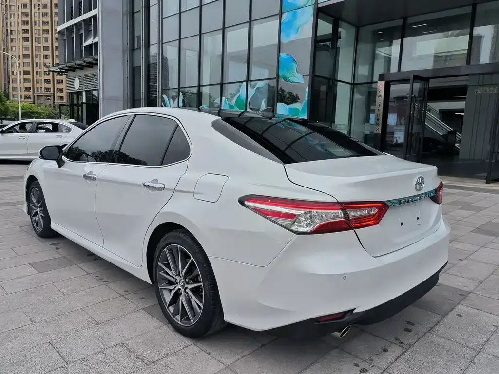 Toyota Camry — фото 9