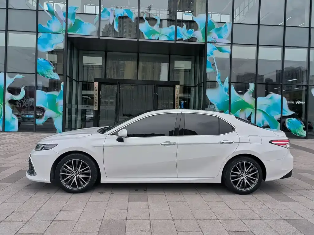 Toyota Camry — фото 6