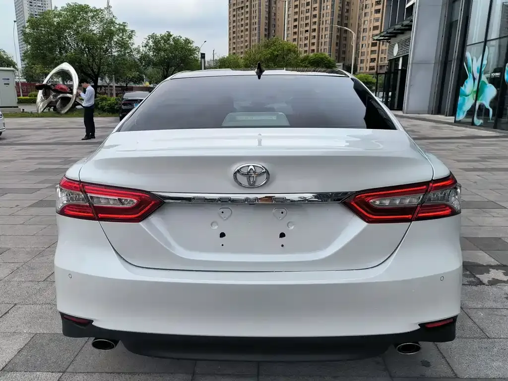 Toyota Camry — фото 4