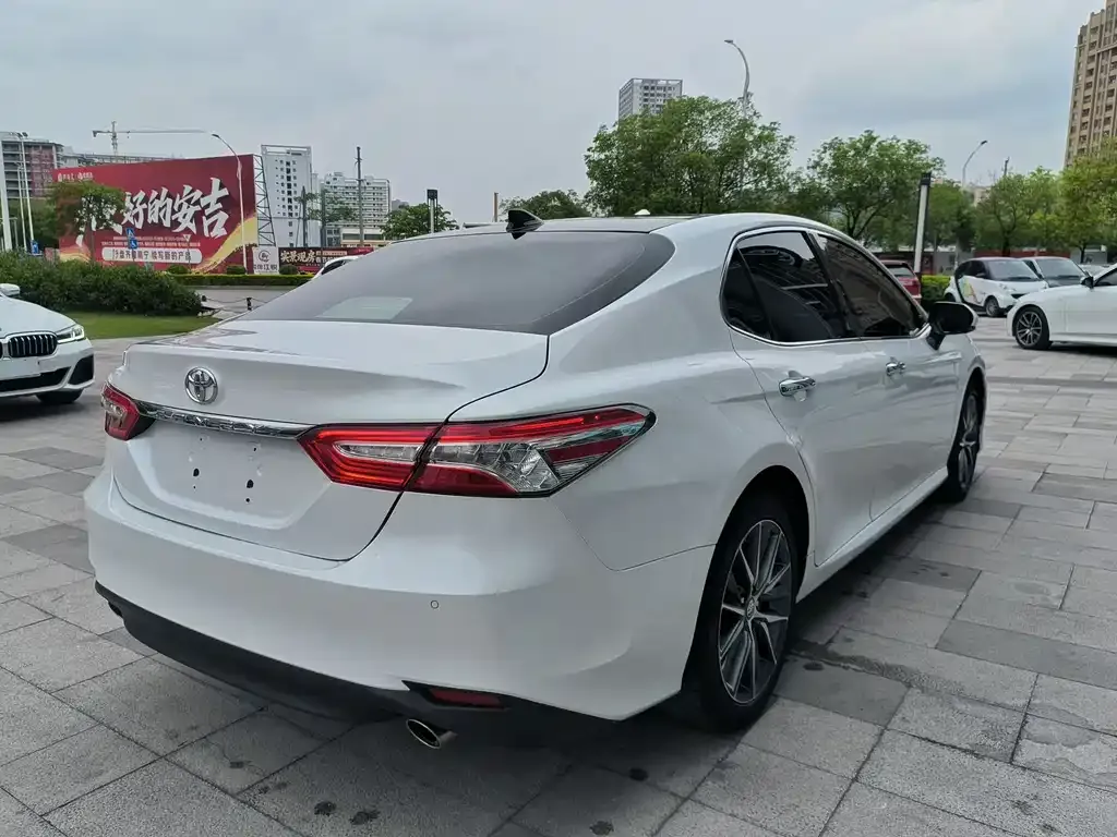 Toyota Camry — фото 8