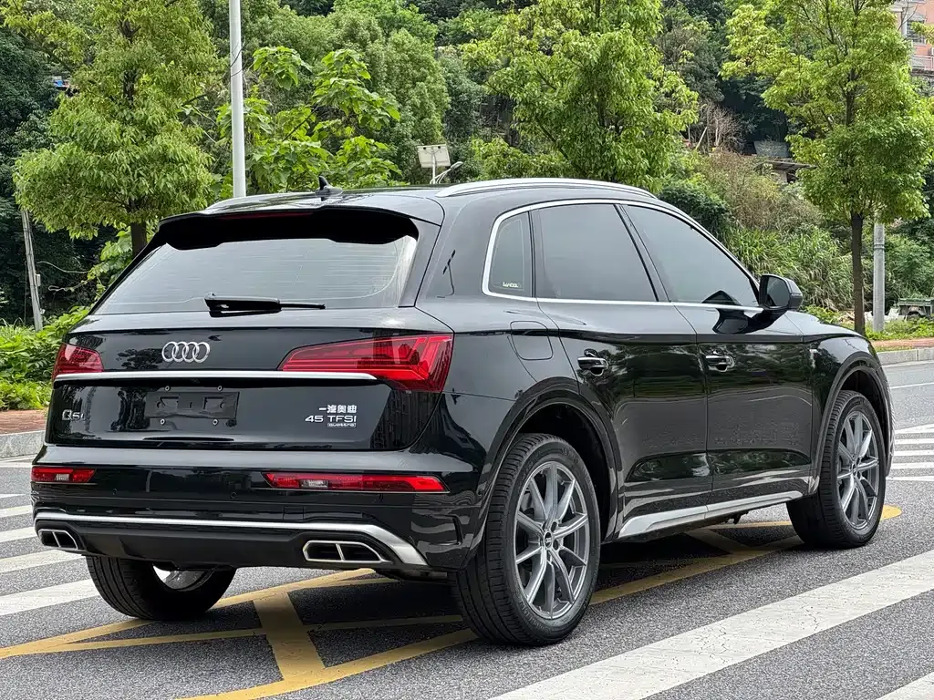 Audi Q5L — фото 10