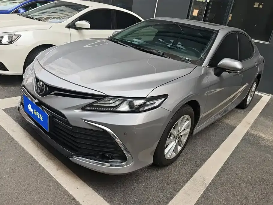 Toyota Camry — фото 1