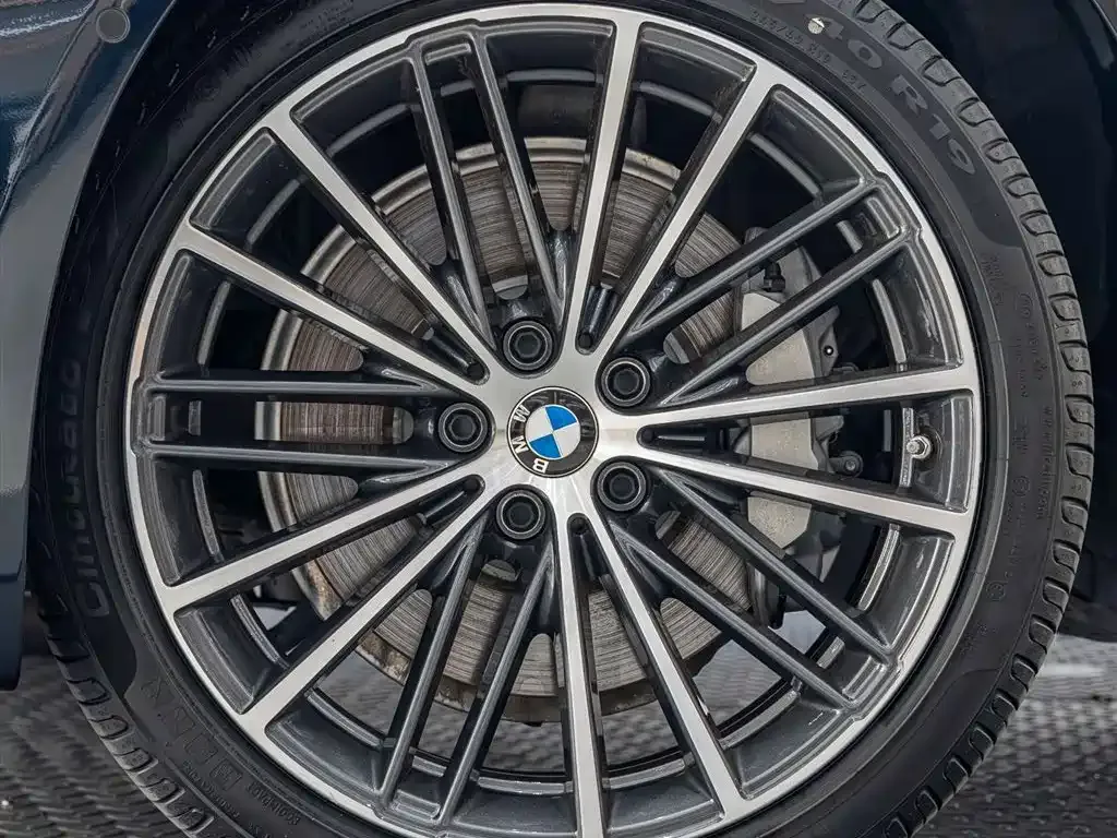 BMW 5 Series — фото 8