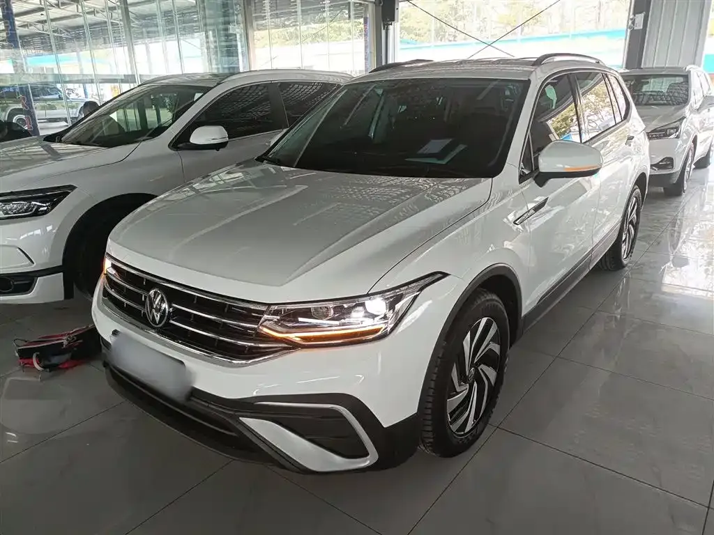 Volkswagen Tiguan L — фото 1