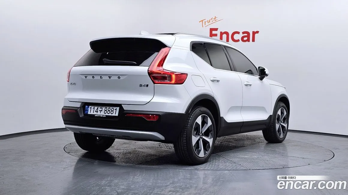 Volvo XC40 — фото 8