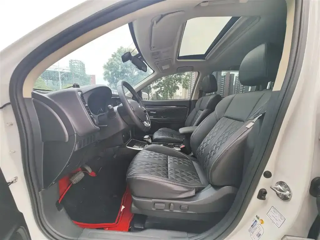 Mitsubishi Outlander 2021 из CN, фото 2