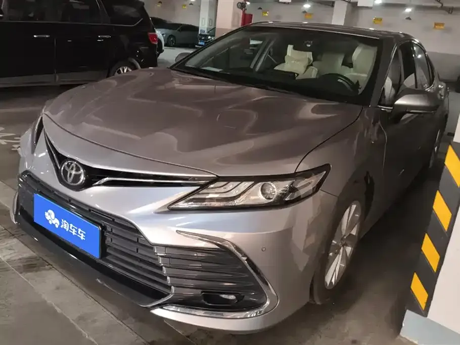 Toyota Camry — фото 1