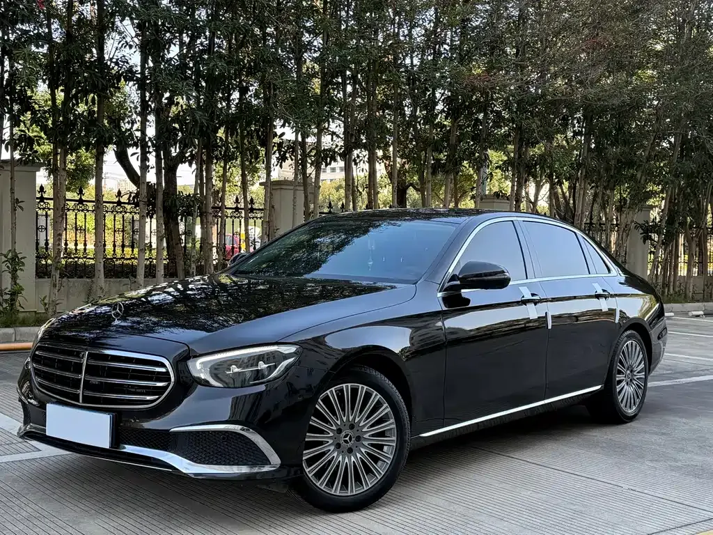 Mercedes-Benz E-Class — фото 1