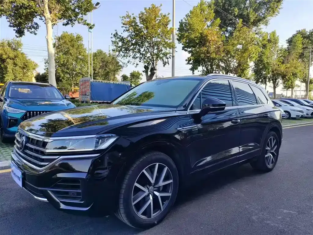 Volkswagen Touareg — фото 1