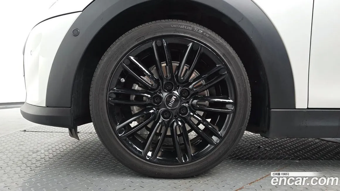 Mini Cooper Convertible 2024 из KR, фото 7