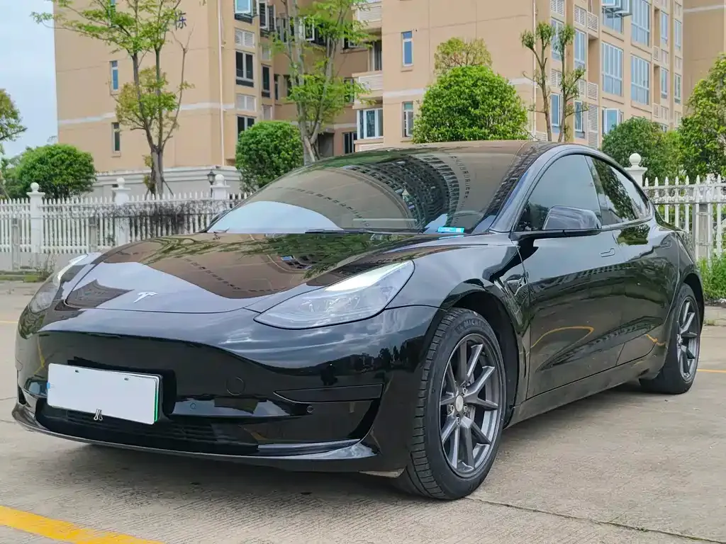 Tesla Model 3 — фото 1