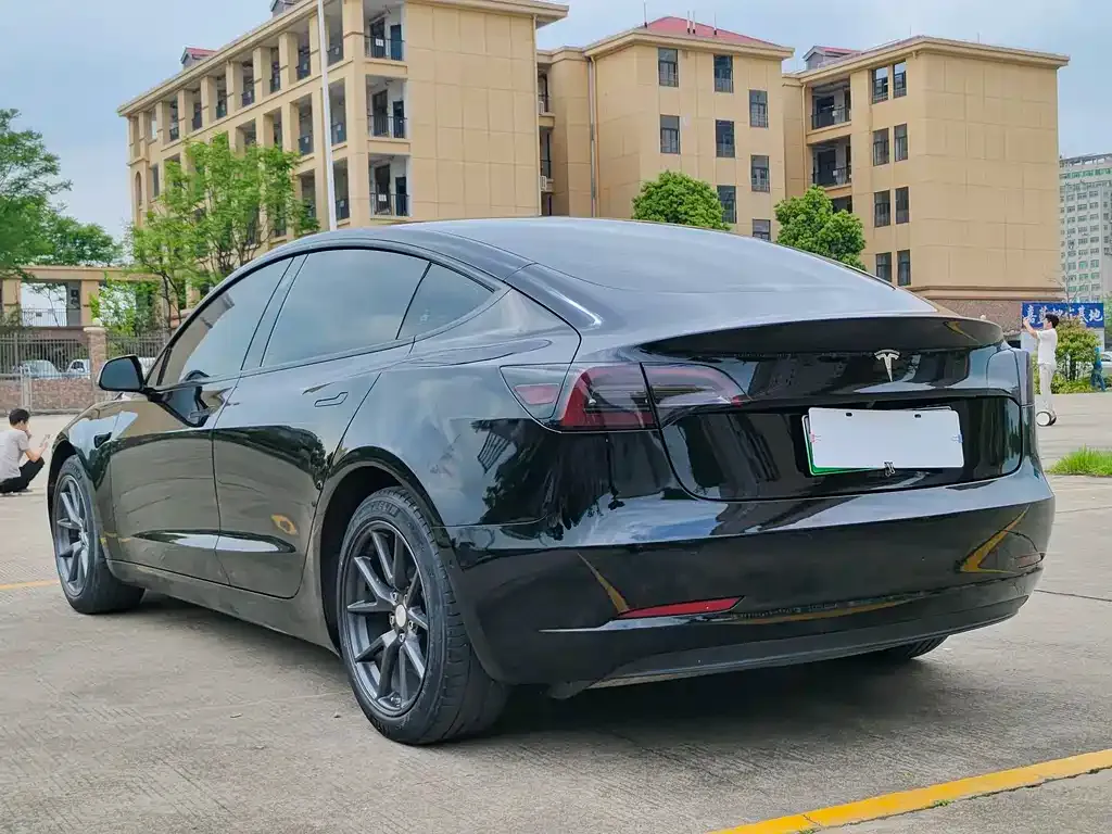 Tesla Model 3 — фото 4