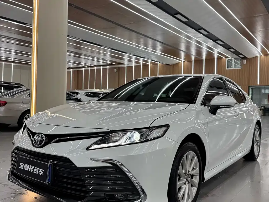 Toyota Camry — фото 1