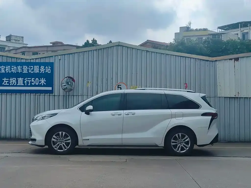 Toyota Sienna — фото 7