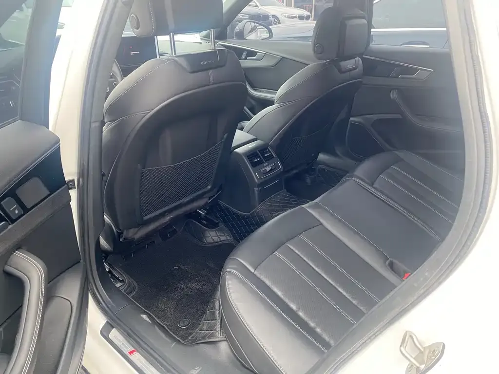 Audi A4L 2023 из CN, фото 2