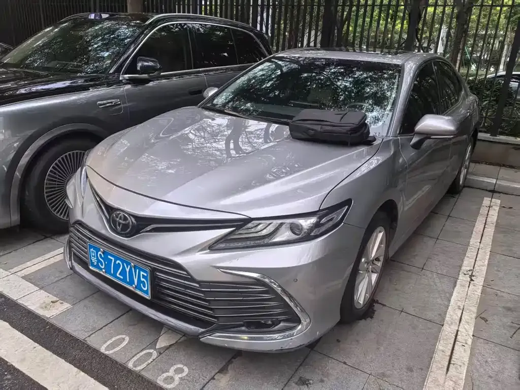 Toyota Camry — фото 1