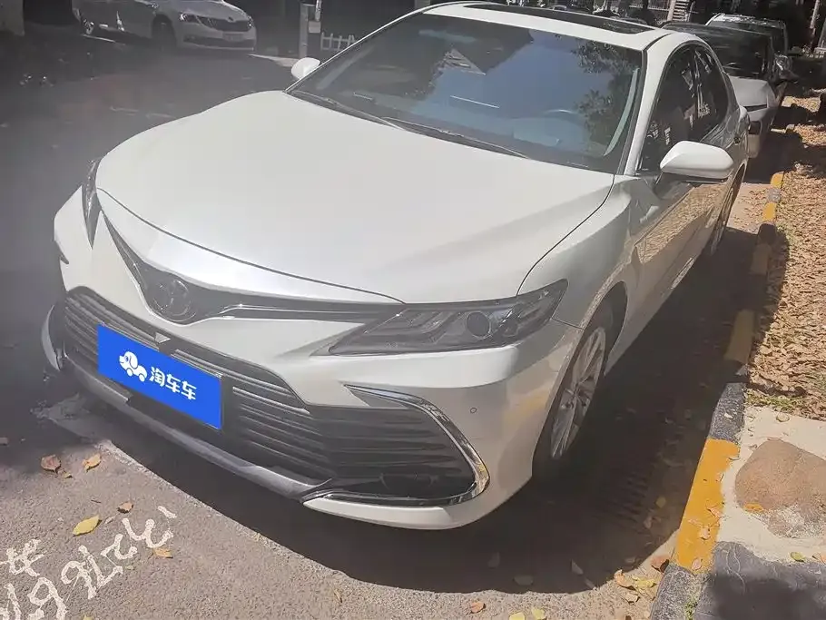 Toyota Camry — фото 1