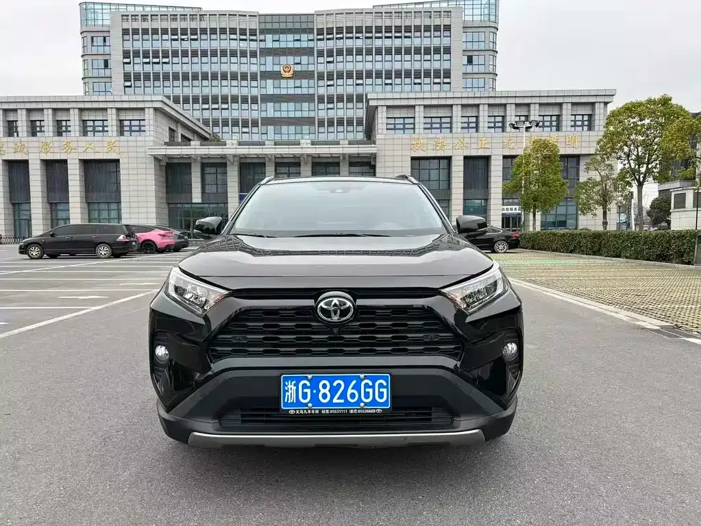 Toyota RAV4 — фото 1