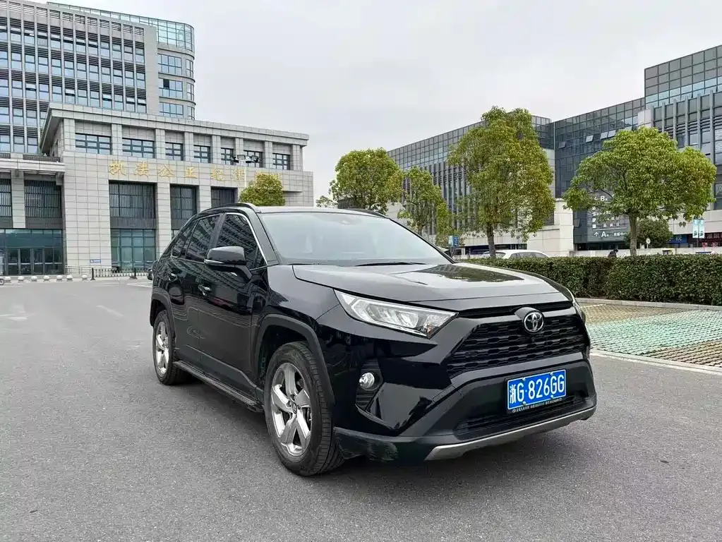 Toyota RAV4 — фото 9
