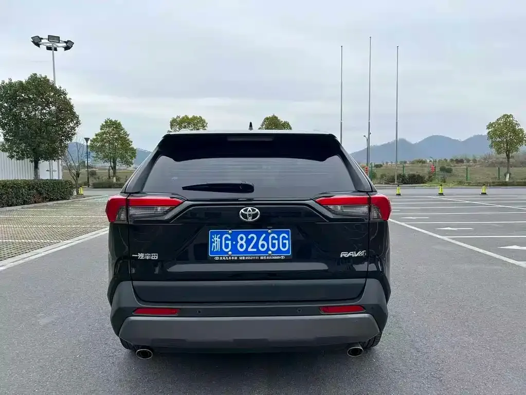 Toyota RAV4 — фото 5