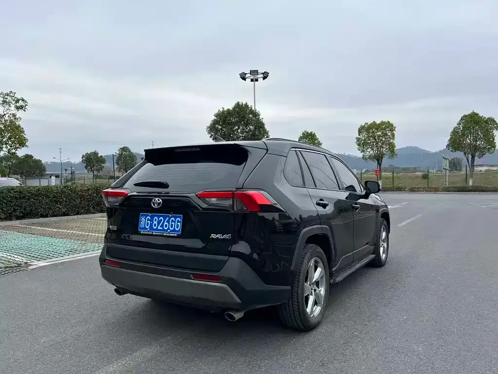 Toyota RAV4 — фото 4