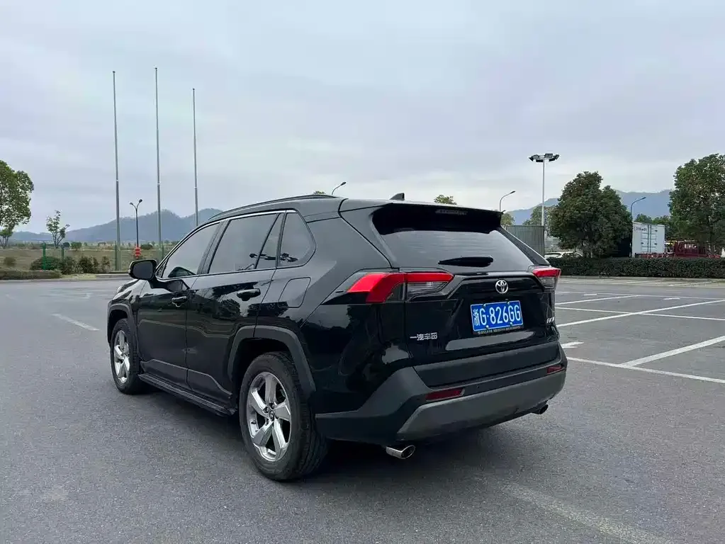 Toyota RAV4 — фото 3