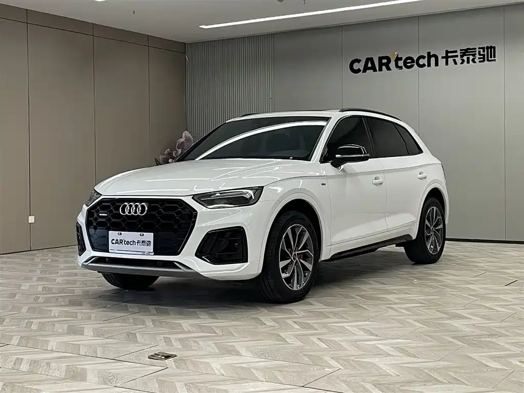 Audi Q5L — фото 1
