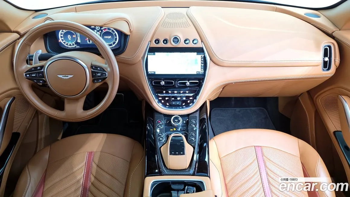 Aston Martin DBX — фото 10