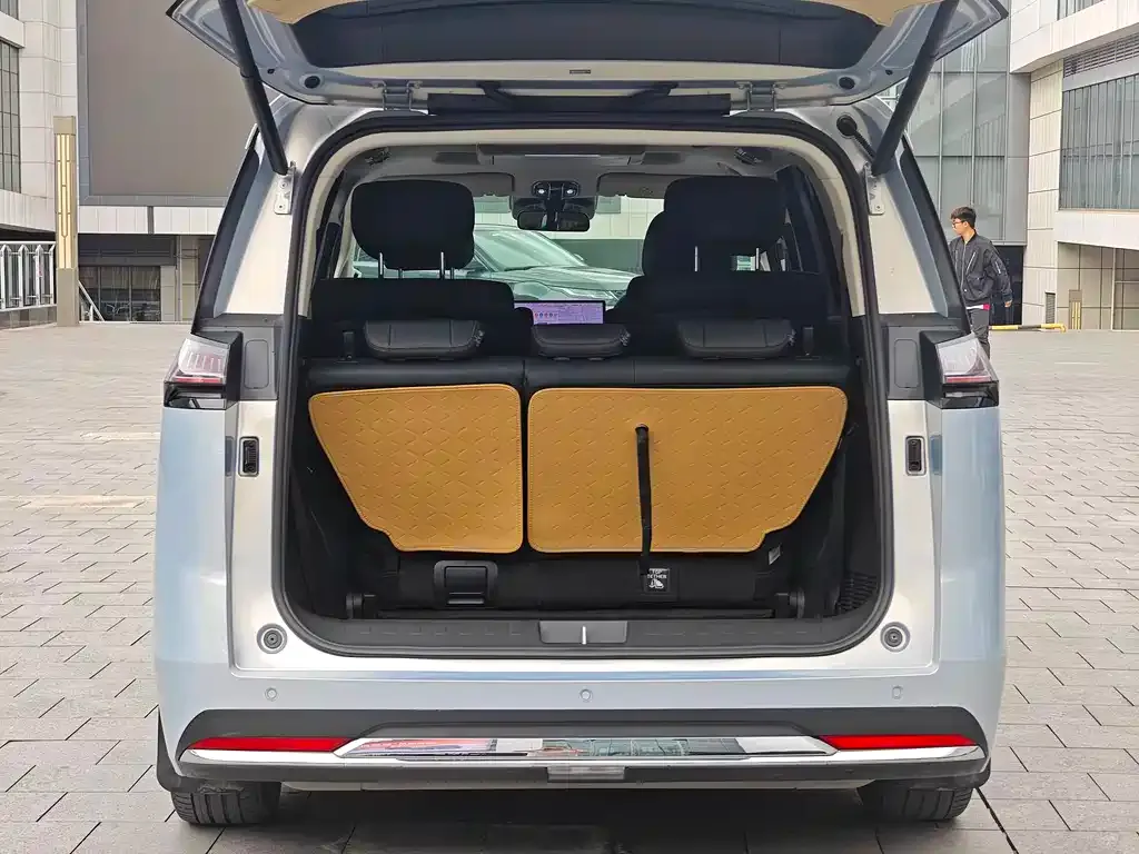 GAC Motor E8 Hybrid — фото 3