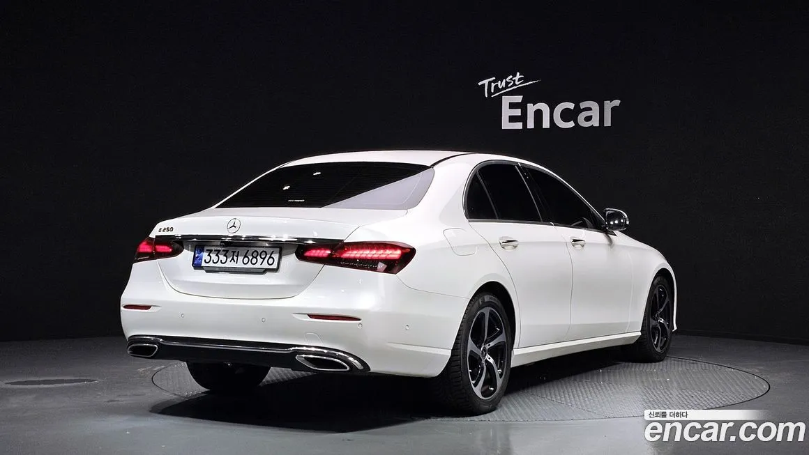 Mercedes-Benz E-Class — фото 4