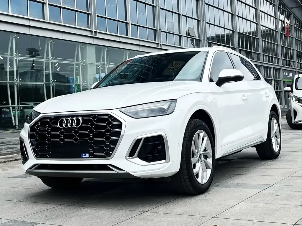 Audi Q5L — фото 1