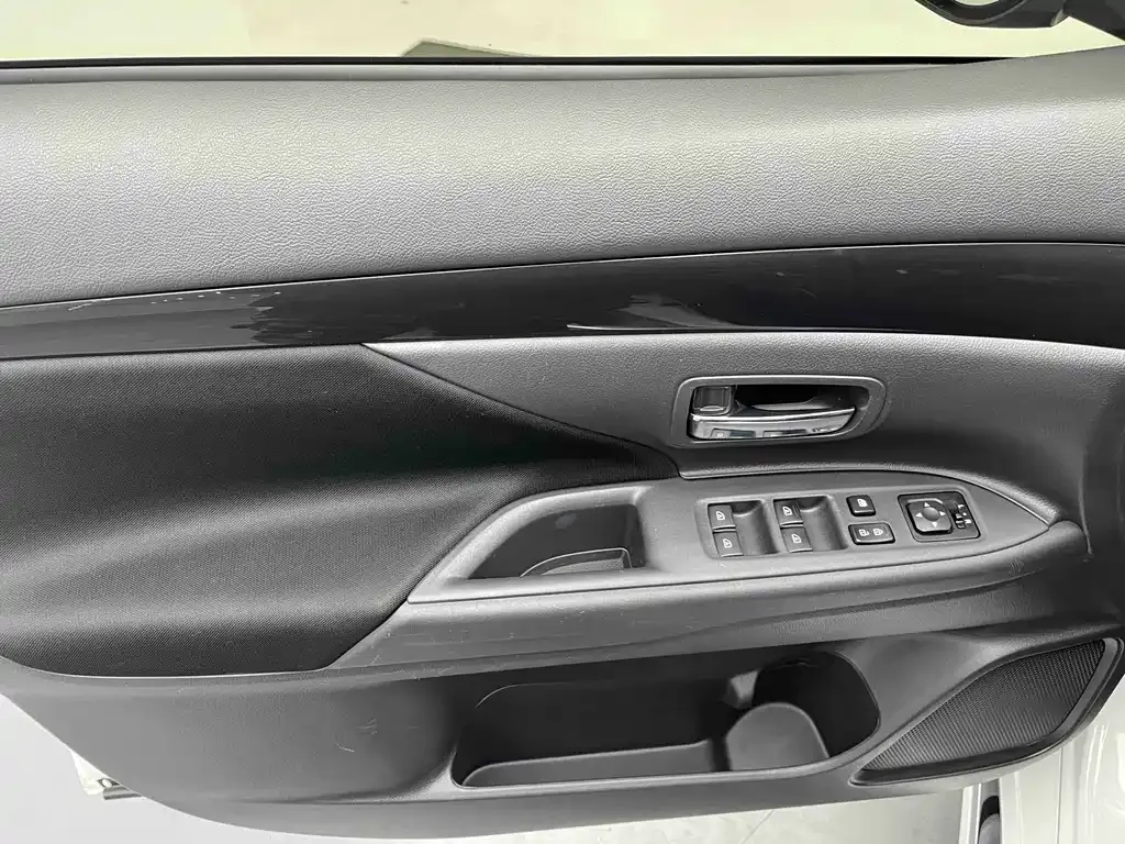 Mitsubishi Outlander — фото 10