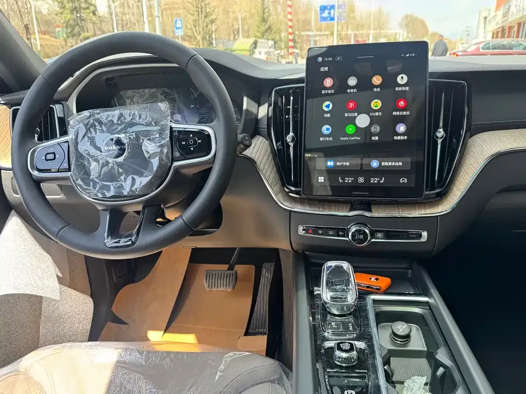 Volvo XC60 — фото 10