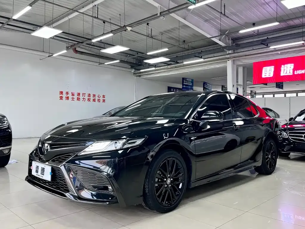 Toyota Camry — фото 1