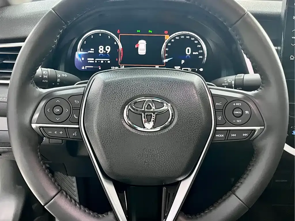 Toyota Camry — фото 10