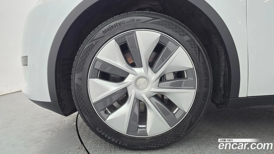 Tesla Model Y — фото 10