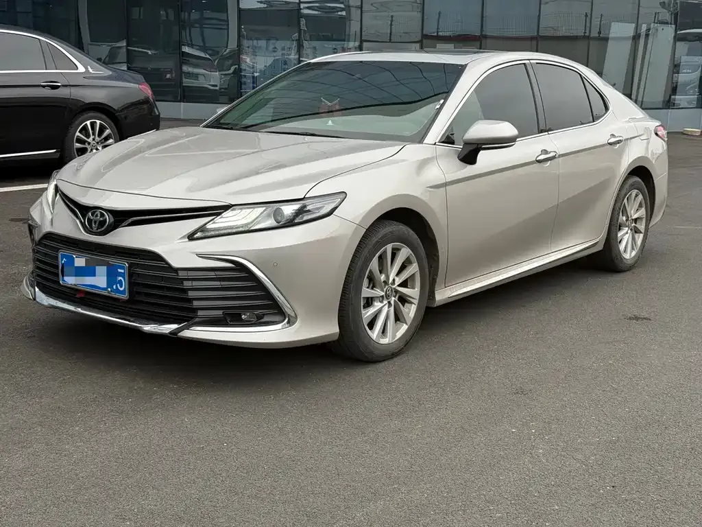 Toyota Camry — фото 1