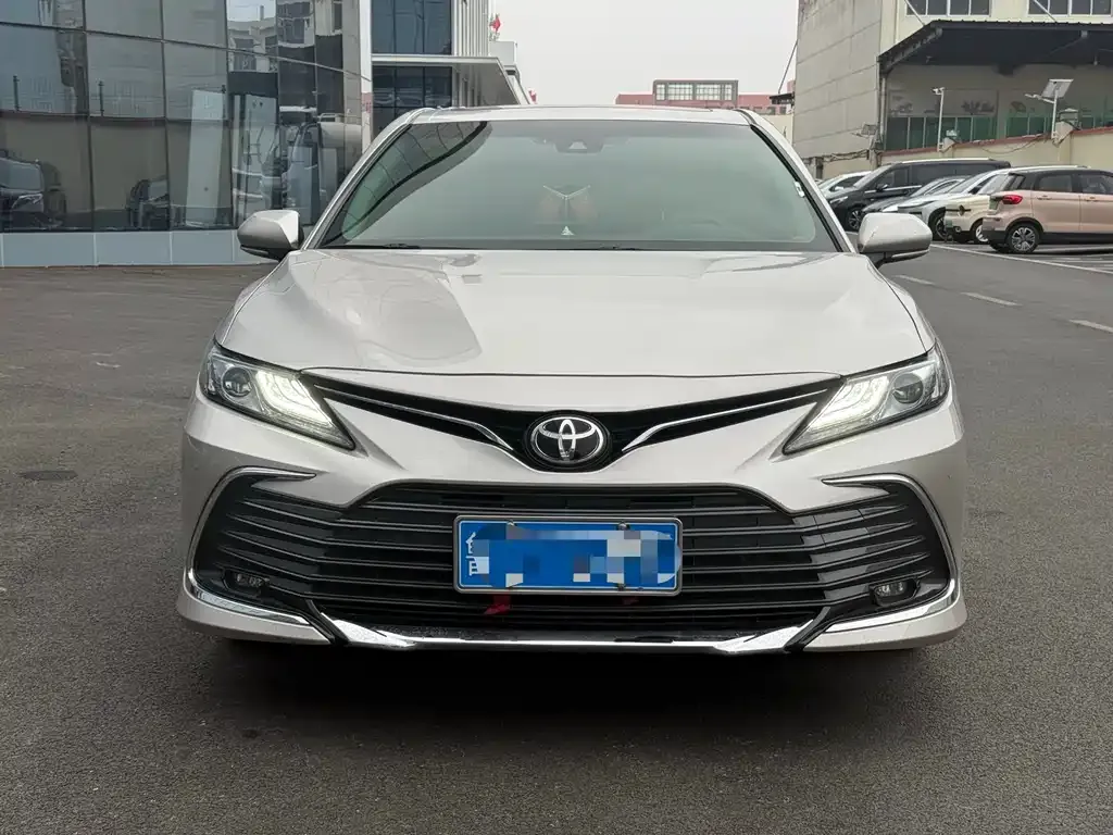 Toyota Camry — фото 2