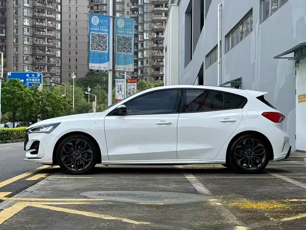 Ford Focus 2023 из CN, фото 9