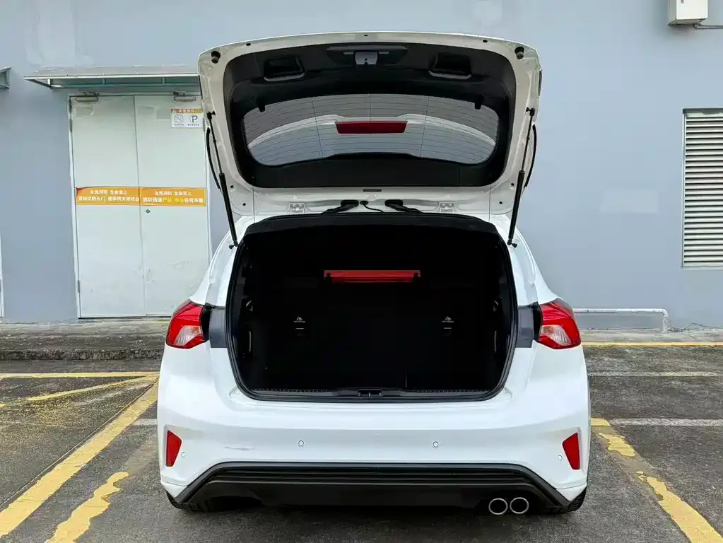 Ford Focus 2023 из CN, фото 6