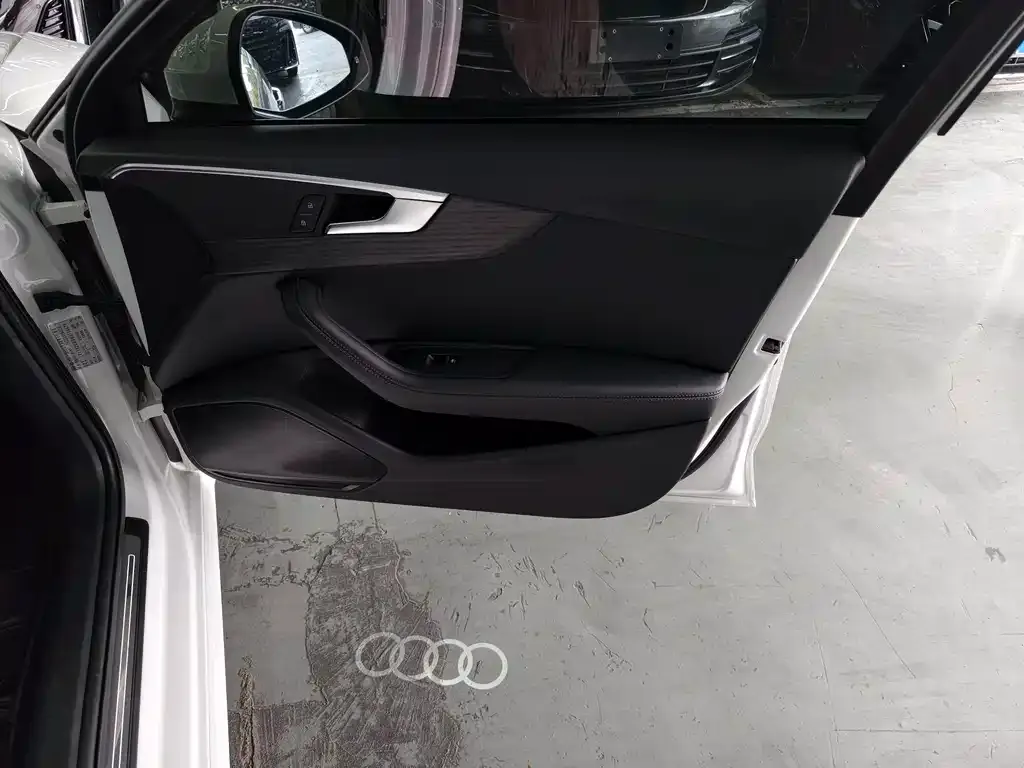Audi A4L 2022 из CN, фото 2