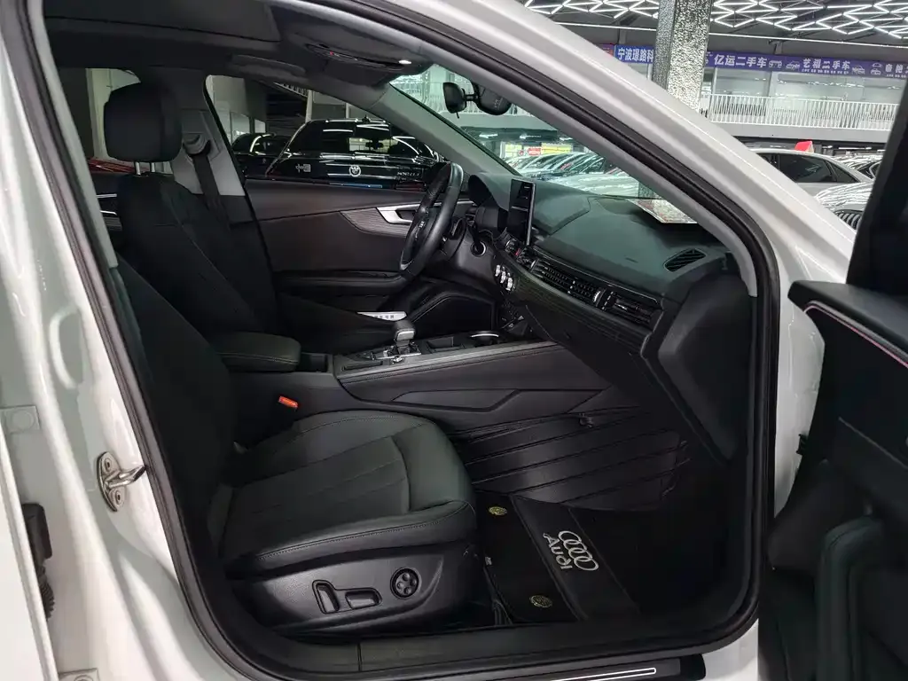 Audi A4L 2022 из CN, фото 4