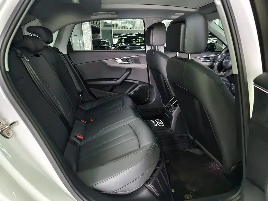Audi A4L 2022 из CN, фото 9